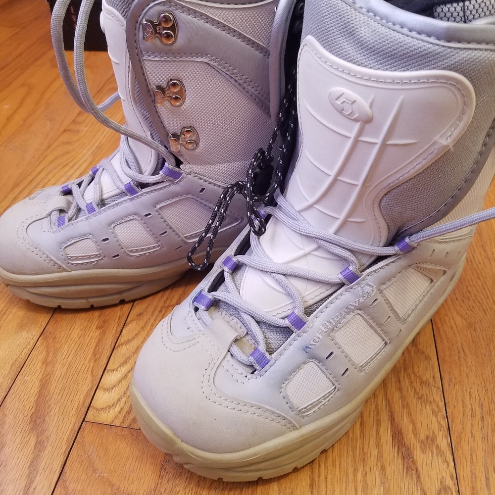 Snowboard boots